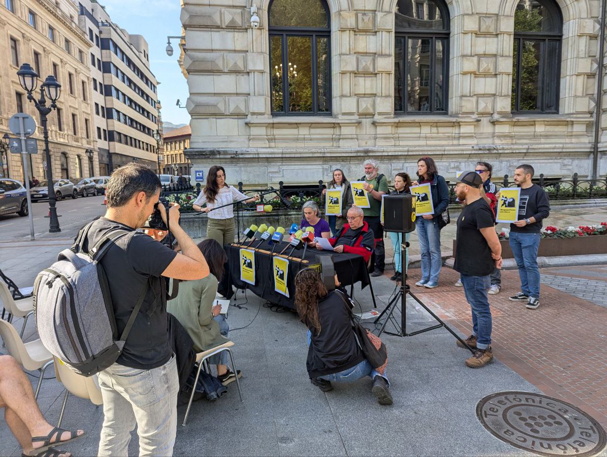 MOCBILBAO's tweet photo. ⬛🟨⬛  Hoy 23 colectivos hemos presentado la campaña #EragozpenFiskala que promueve la objeción fiscal al gasto militar como forma de resistencia ante  los intereses de la industria armamentística y el Rearme Europeo por encima de las necesidades sociales.
⬇️ https://t.co/fxCZ5G3YJo
