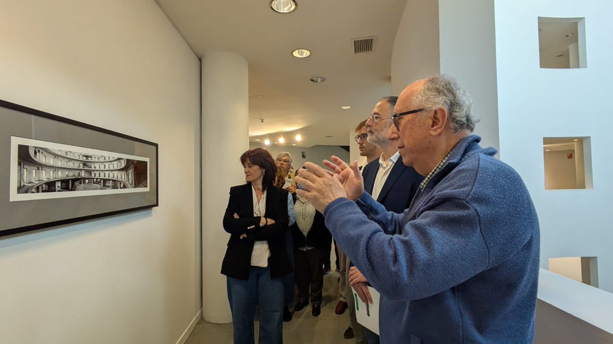 afe_fotos_twitt's tweet photo. Esta mañana se ha presentado en el @museomeiac la exposición de nuestro compañero Vicente Novillo “Variaciones sobre el panóptico. De cárcel a museo (1995-2025)”, que muestra la cárcel abandonada que luego se convirtió en museo.
Inauguración hoy a las 20:00h. https://t.co/K83WCoTIDM