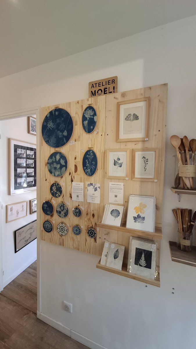 ateliermoeli's tweet photo. Je suis très contente de mon nouvel espace de vente à la Maison des Utopies à Trentemoult 😊
J'y présente surtout mes créations autour du végétal : cyanotypes sur tissus et estampes originales de plantes 🌿

A retrouver aussi sur mon shop en ligne (ainsi que les linogravures) 🌞 https://t.co/mVBYTYOvPk