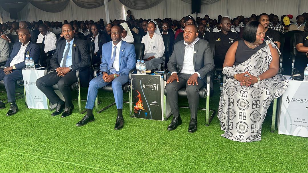 rbarwanda's tweet photo. Abarokotse Jenoside bo mu Murenge wa Nyarugenge bagaragaje ko ahazwi nka Camp Kigali, hafite umwihariko kuko mu gihe cya Jenoside yakorewe Abatutsi hari ikigo cya gisirikare ku buryo abasirikare bari bakirimo bafatanyije n’Interahamwe mu kwica Abatutsi bari batuye hafi yaho.

Babitangaje kuri uyu wa Kane, ubwo bari mu gikorwa cyo Kwibuka ku nshuro ya 31 Jenoside yakorewe Abatutsi mu 1994.

Ni igikorwa cyaranzwe no gushyira indabo ku Rwibutso rwa Jenoside rwa Nyarugenge ruherereye mu Kagari ka Rwampara. #RBAAmakuru #Kwibuka31