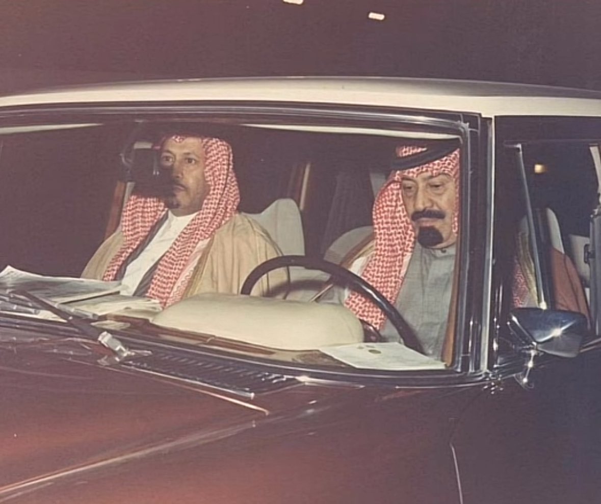 من الصور النادرة جدًا
للملك عبدالله
والأمير بدر بن عبدالعزيز
رحمهما الله تعالى