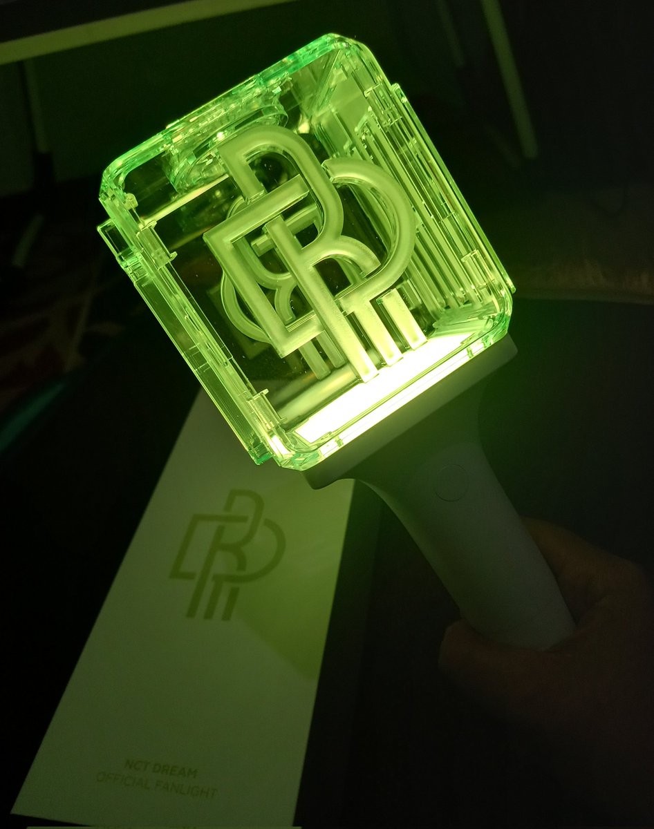 poawwpaw's tweet image. Finally my lightstick has arrived safely at homeeee🥹💚
Terimakasih banyak atas giveawaynya @jdkc_id ♡♡♡♡ Semoga JDKC sukses selalu dan semakin jayaaa 🚀💖
Senang syekaliiii aaaaaa aku siap menyambut TDS 4! 💫