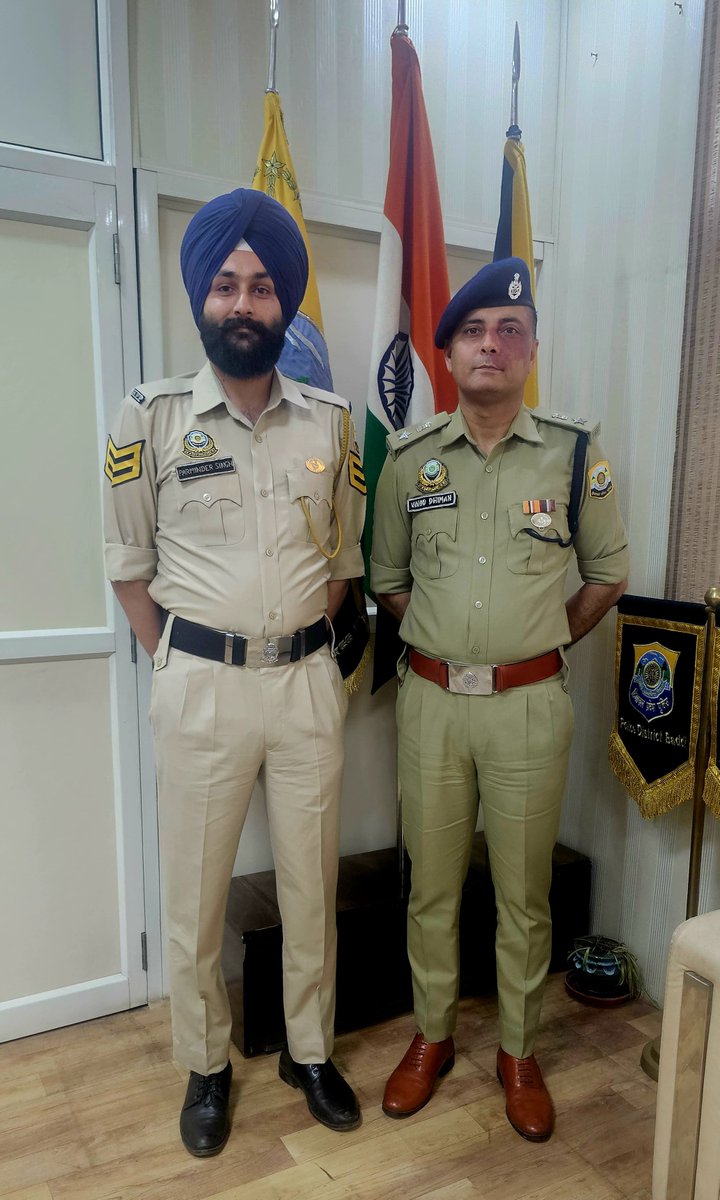 BaddiPolice1's tweet photo. पुलिस जिला बद्दी के 3 पुलिस कर्मियों को डी०जी०पी० डिस्क अवार्ड और 1 पुलिस कर्मी को साईबर इन्वेस्टिगेटर बैज से किया गया सम्मानित | #baddipolice1 #dgpdisk #cyberinvestigatorbatch #Congratulations https://t.co/oP3bCUzcxU