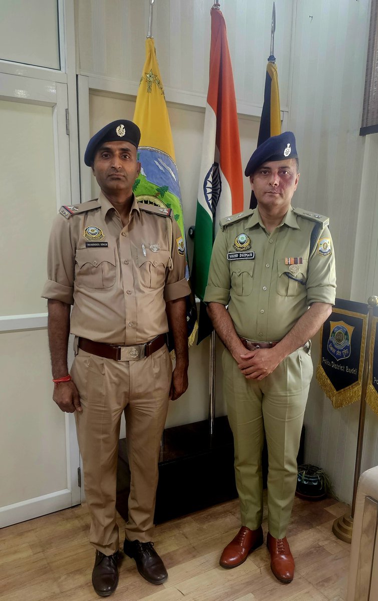 BaddiPolice1's tweet photo. पुलिस जिला बद्दी के 3 पुलिस कर्मियों को डी०जी०पी० डिस्क अवार्ड और 1 पुलिस कर्मी को साईबर इन्वेस्टिगेटर बैज से किया गया सम्मानित | #baddipolice1 #dgpdisk #cyberinvestigatorbatch #Congratulations https://t.co/oP3bCUzcxU
