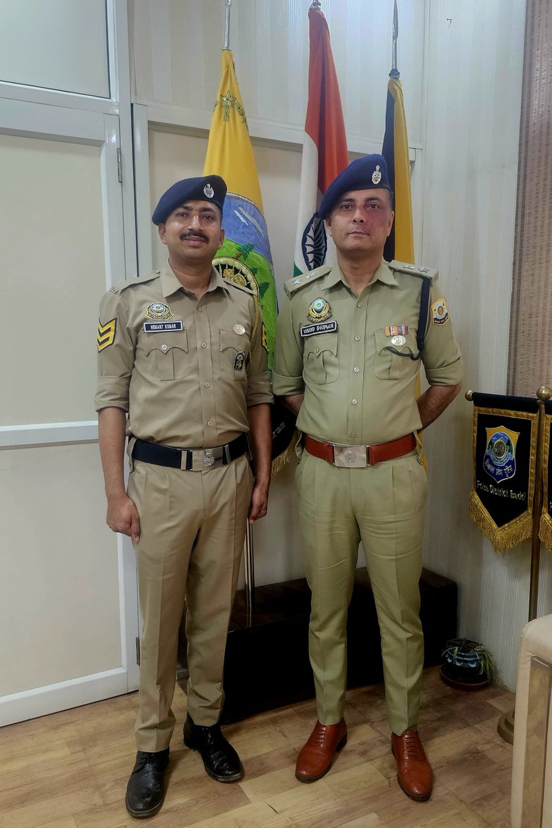 BaddiPolice1's tweet photo. पुलिस जिला बद्दी के 3 पुलिस कर्मियों को डी०जी०पी० डिस्क अवार्ड और 1 पुलिस कर्मी को साईबर इन्वेस्टिगेटर बैज से किया गया सम्मानित | #baddipolice1 #dgpdisk #cyberinvestigatorbatch #Congratulations https://t.co/oP3bCUzcxU
