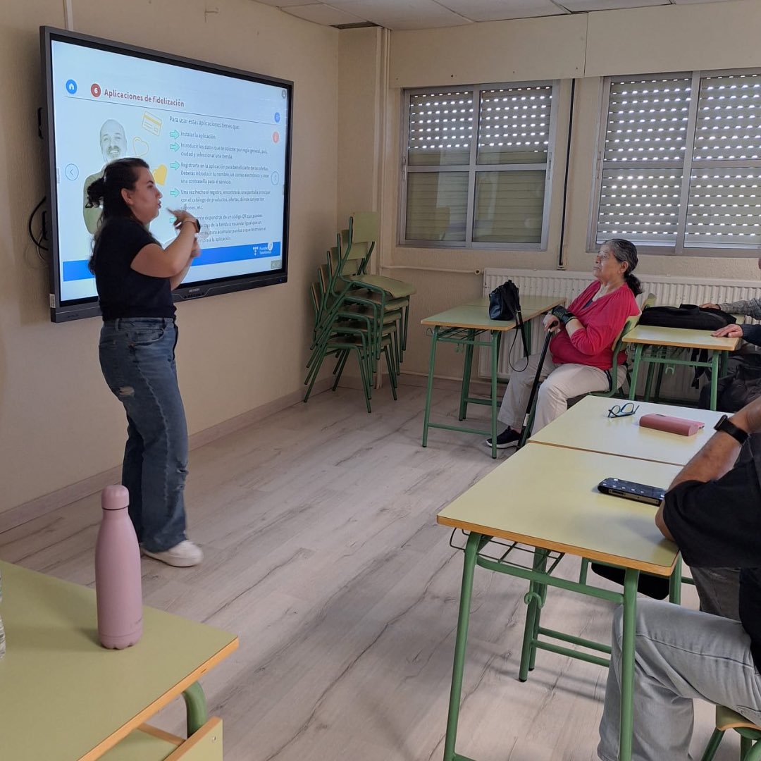 FDIfundacion's tweet photo. 💪🏻 Estamos a tope con las sesiones de #Reconectados de @fundacionTef 🔝

📶 Un espacio donde los mayores aprenden a usar el teléfono móvil, se familiarizan con la ciberseguridad y descubren muchas más herramientas digitales que mejoran su día a día 🫶🏻

#SomosPersonasFDI https://t.co/atnxxkzWCq