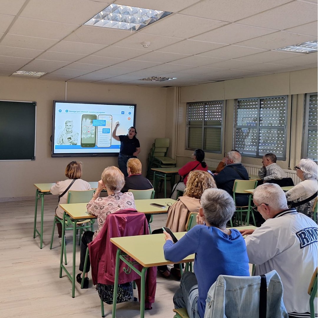 FDIfundacion's tweet photo. 💪🏻 Estamos a tope con las sesiones de #Reconectados de @fundacionTef 🔝

📶 Un espacio donde los mayores aprenden a usar el teléfono móvil, se familiarizan con la ciberseguridad y descubren muchas más herramientas digitales que mejoran su día a día 🫶🏻

#SomosPersonasFDI https://t.co/atnxxkzWCq