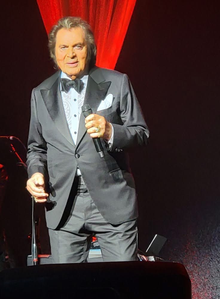 TonyOcean5's tweet photo. What a night ! A true Legend Thank u Ron Onesti ! 🇮🇹👍🙏🫵😎🚨🚨🚨🚨🚨🚨🚨🚨 https://t.co/QJkSlhawrR