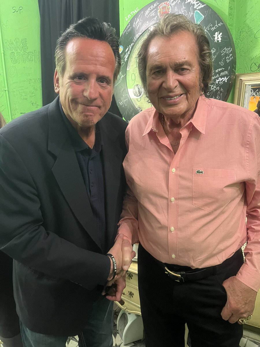 TonyOcean5's tweet photo. What a night ! A true Legend Thank u Ron Onesti ! 🇮🇹👍🙏🫵😎🚨🚨🚨🚨🚨🚨🚨🚨 https://t.co/QJkSlhawrR