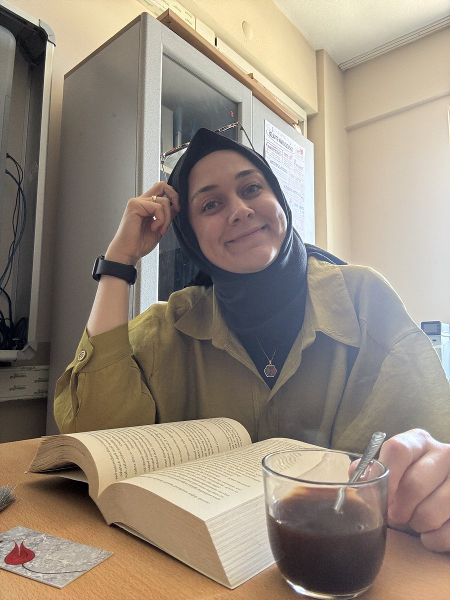 ozlemalaca's tweet photo. İklim kanunu yok kabulü yok reddi, enflasyon, adaletsizlik, eşitsizlik, hayat pahalılığı vs. derken okulumda minik laboratuvarımda almışım kitabımı kahvemi akıl sağlığımı korumaya çalışıyorum… https://t.co/J1UXjef5yu