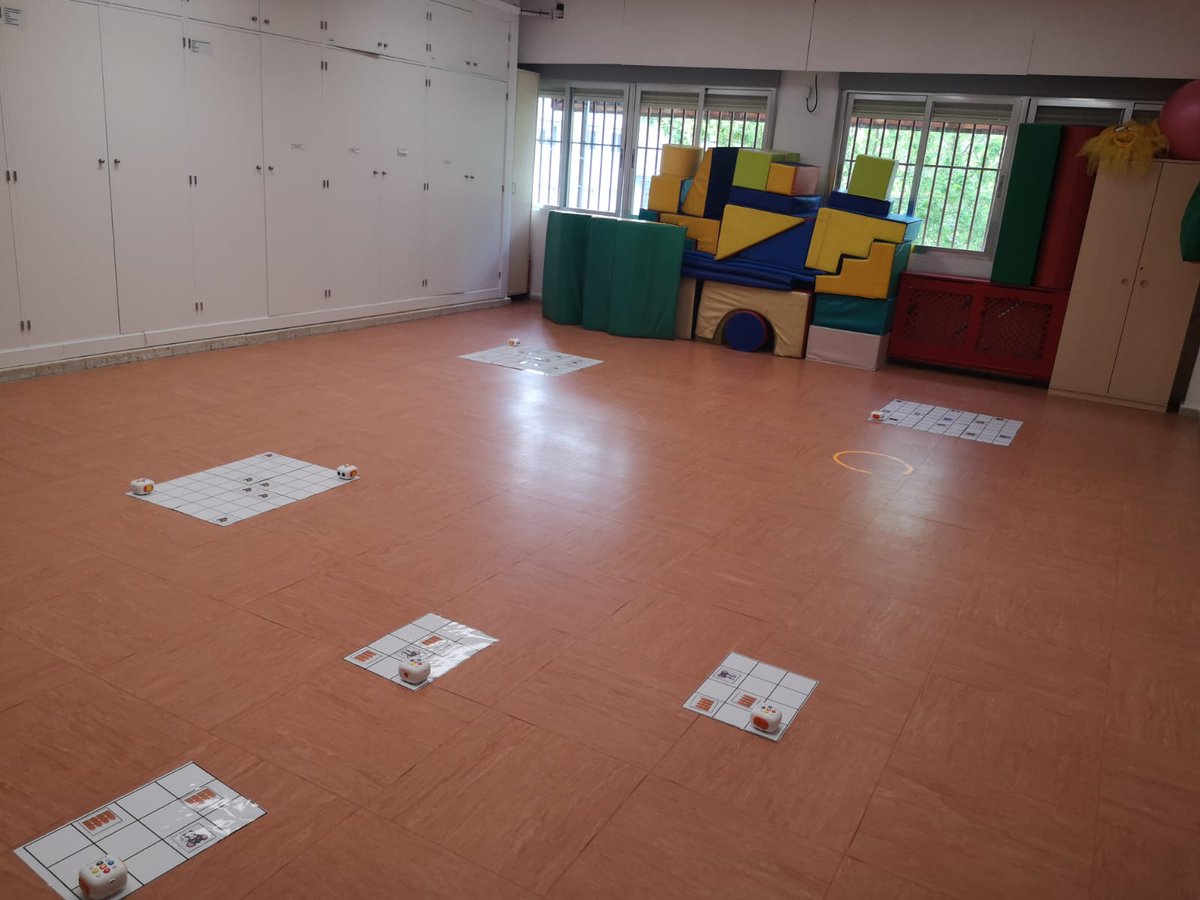 ProfeFcha1983's tweet photo. Hoy ha sido mi primer día de trabajo en una Escuela Infantil con el robot Tale Bot.

Ha sido una experiencia maravillosa ver a los pequeñines programar secuencias de movimiento con tanta soltura.

¡Me lo he pasado fenomenal!

#codigoescuela4_0_madrid #if_cmadrid https://t.co/WWsz8nOi4W