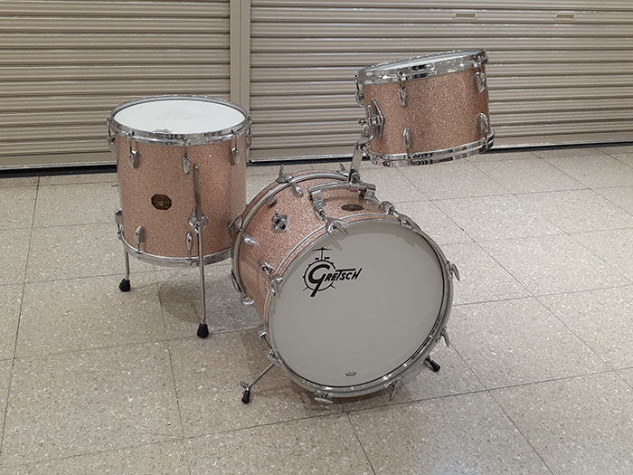 DRUM_CENTER's tweet photo. 【Vintage Drums🥁入荷情報】
奇跡の入荷✨
1970年のOld Gretsch Japer shell 18",12",14" Champagne Sparkle Factory set
オリジナルカバリングでここまでシェルの状態良好なセットは初です。最高の鳴りが得られます📣
　　　　↓
https://t.co/jz4hVTMHk1

#oldgretsch #progressivejazz https://t.co/EV5cbvtLjN