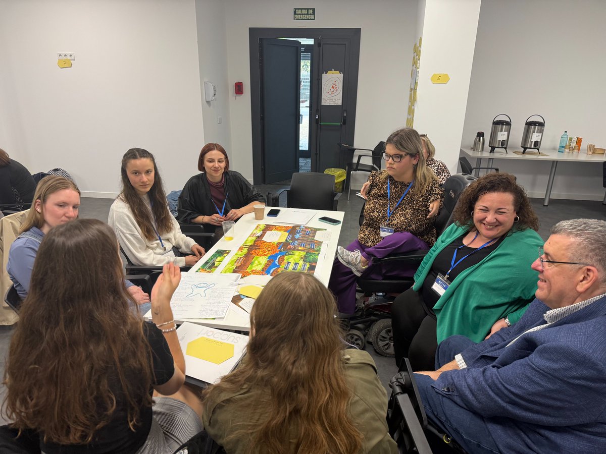 supportgirona's tweet photo. 🌍 Aquesta setmana hem tingut el plaer de rebre les entitats sòcies del projecte europeu #Erasmus+ #Digit2Me : Ozara, COCEMFE Sevilla, LEB, BETI , la Universitat d'Antalya i el Consorzio di Cooperative Sociali "Global Med Care".
📌 El projecte té com a objectiu donar resposta a les necessitats socials, emocionals i pràctiques dels joves en risc d’exclusió social en zones rurals, especialment d’aquells amb alguna discapacitat (física, intel·lectual, psicosocial...) mitjançant la mentoria social.
🎯Avui, en el tercer dia de curs, ens hem centrat en la metodologia de mentoria gamificada creada pel nostre company Sergi Martinez, que busca potenciar el vincle entre mentor i mentorat mitjançant dinàmiques lúdiques i participatives 🎲🤝
🔗 Per a més informació, podeu visitar la web del projecte: https://t.co/7G9fi8lOXF
#Digit2MeProject #Erasmus+ #Inclusió #Educació #MentoriaSocial #Gamificació