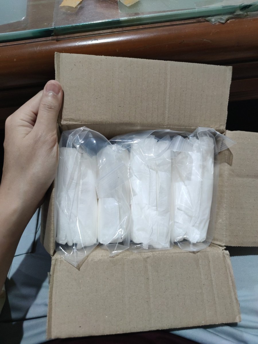 oommaamm's tweet image. เกิดจากความหงุดหงิดผ้าอนามัยเอลิสที่กาวแน่นเกินจนแกะไม่ออก เลยทักไปติในเพจเอลีสเรื่องกาว สรุปเอลิสส่งผ้าอนามัยตัวทดลองใหม่เรื่องกาวมาให้ใช้ กุ 555555555555555555555