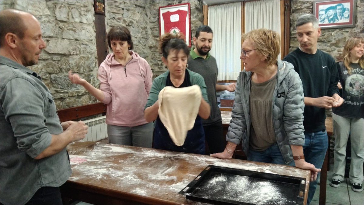 Egunotan Oarsoaldeko ikasleak ogia egiten ikasten aritu dira, Mintzagun egitasmoaren barruan antolatutako tallerretan. Edurne Agirre okina izan dugu gidari, eskerrik asko!

#Oarsoaldea #Mintzagun <a href="/Oarsoaldea/">Oarsoaldea Garapen Agentzia</a>  <a href="/oarsoarrak/">Oarsoarrak</a>