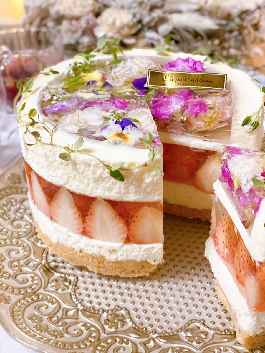 同じようなデザインで少し背が低めだけど、白いちごとお花のレアチーズケーキも可愛いから見てほしい🥰