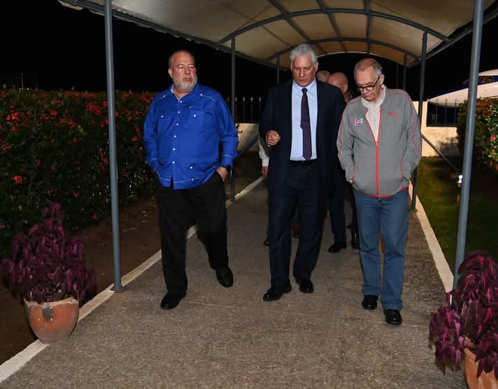 🇨🇺| El presidente Miguel Díaz-Canel Bermúdez ya está en la Patria, luego de participar en la IX Cumbre de la #CELAC.
Fue recibido por el primer ministro Manuel Marrero Cruz, el secretario de organización del Comité Central Roberto Morales Ojeda .