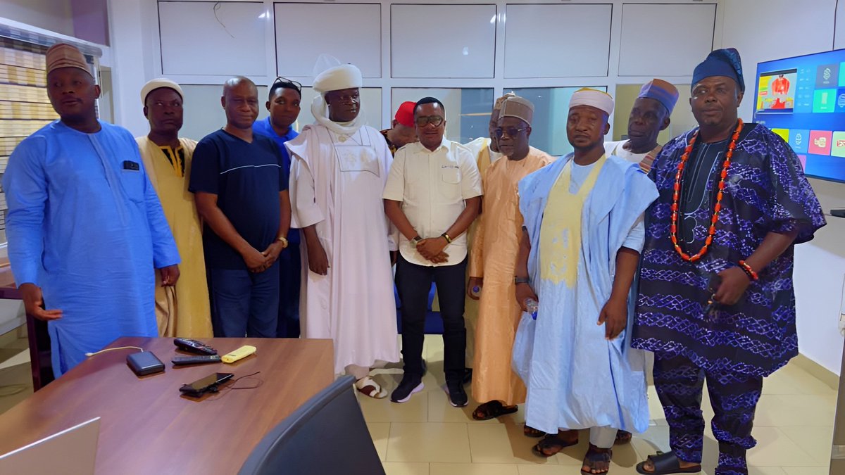 aedcelectricity's tweet image. The Jiwa community leaders visited the CBO, Wuse Cluster, Engr. Jonathan Adeyemi to discuss electricity supply concerns. 
They were assured of improved service as load balancing plans are underway. 
The leaders pledged support to curb electricity theft and vandalism.…