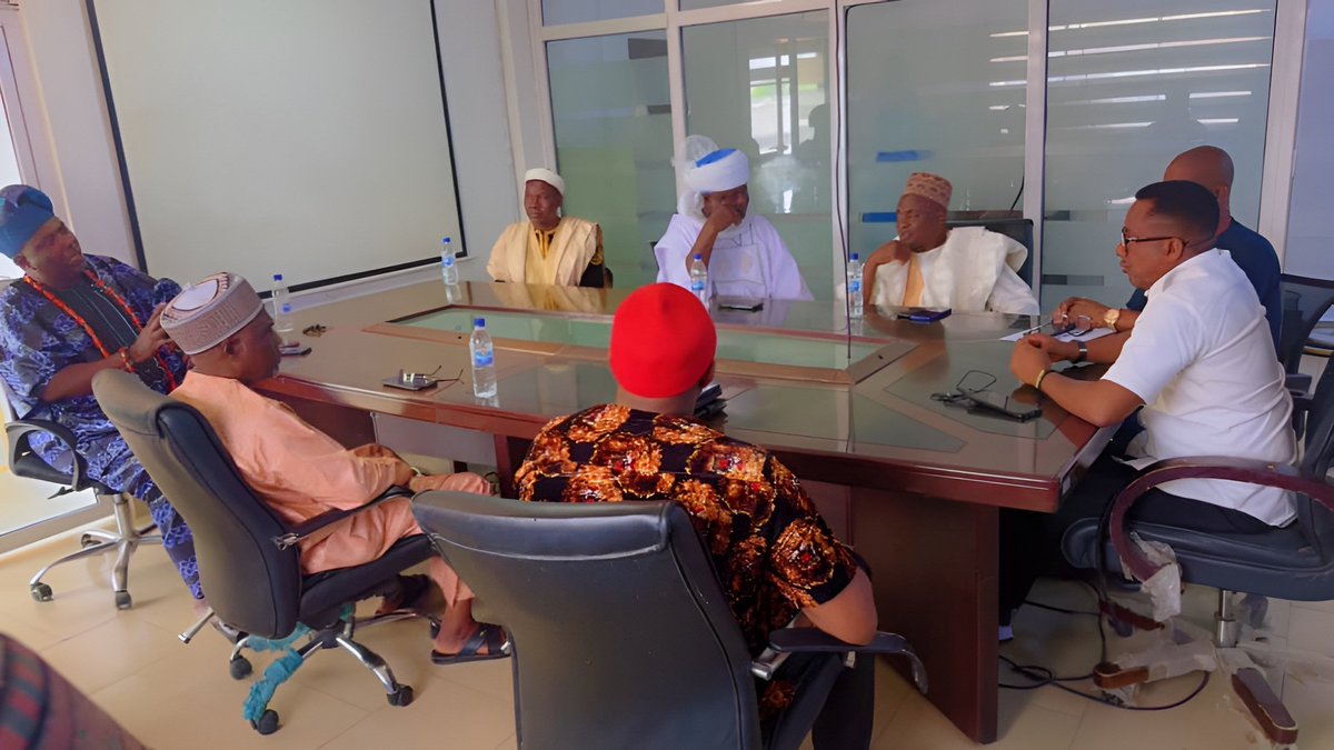 aedcelectricity's tweet image. The Jiwa community leaders visited the CBO, Wuse Cluster, Engr. Jonathan Adeyemi to discuss electricity supply concerns. 
They were assured of improved service as load balancing plans are underway. 
The leaders pledged support to curb electricity theft and vandalism.…