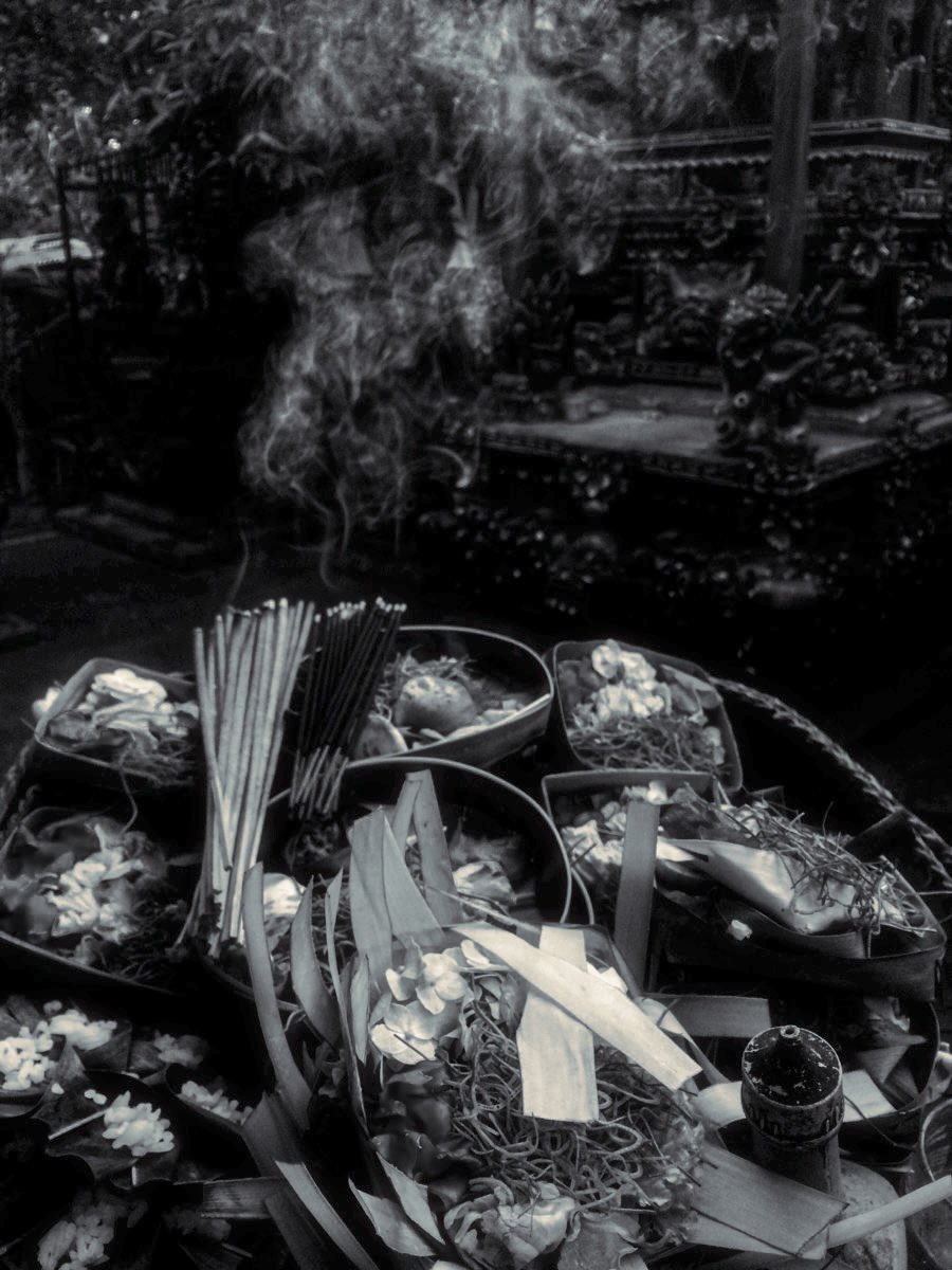 sindhukara's tweet photo. ⠀

MALAM MANDALA DJIWA

Sampurasun. Wilujeng sonten, mugia urang sadayana sing dipaparinan kasehatan lahir tumekaning batin. Hormaten simkuring dinten enjing mitembeyan deui kanggo Prosési Mapag Jiwa Karuhun.

Hapunten abdi kumawantun nyontang waktos Bapak miwah Ibu.

⠀ https://t.co/FWh6q26tsV