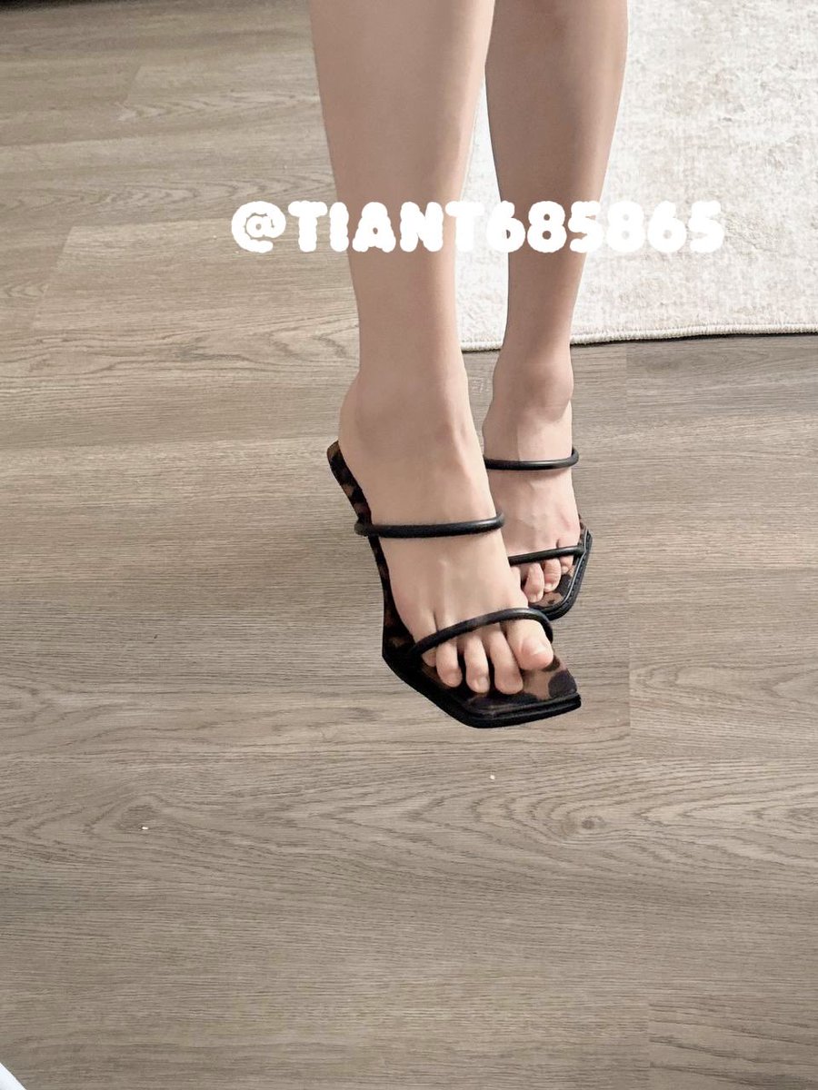 TianT685865's tweet photo. 今天遛狗狗🐶穿的鞋 #脚控 #脚底 #脚底板 #玉足 #玉足调教 https://t.co/uoiSmW7jvN
