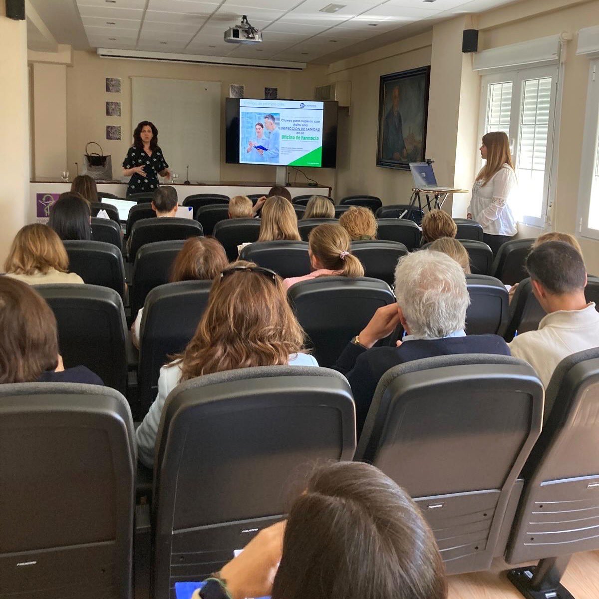 COFGU1's tweet photo. 🔍En la sede del #COFGU se ha impartido por parte de Aserfarma una formación importante para los farmacéuticos: cómo prepararse para una inspección de Sanidad
Adela Bueno, abogada, ha dado claves a los asistentes para tener todo en regla y pasar con éxito la visita del inspector https://t.co/pahg8UIjyq