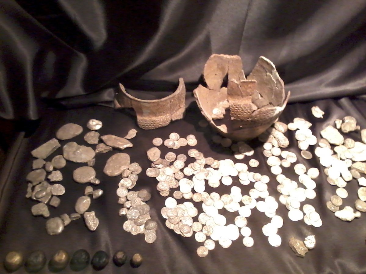 innymtropem's tweet image. #SKARB HUTNIKA XII w. z Dąbrowy Górniczej – Łośnia to ponad 1100 monet. 
Bogata słowiańska osada została napadnięta i całkowicie zniszczona o czym świadczy odkrycie pieca z pełnym, niewydobytym wsadem.
Więcej o metalurgii i #hutnictwie na ziemiach #Polski:
youtu.be/13_SVheHOK4