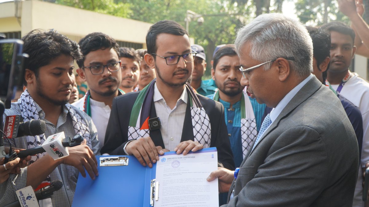 info_shibir's tweet photo. গাজায় চলমান ইসরায়েলি গণহত্যা বন্ধ ও স্বাধীন ফিলিস্তিন রাষ্ট্র প্রতিষ্ঠার দাবিতে পররাষ্ট্র মন্ত্রণালয়ে স্মারকলিপি প্রদান করেছে বাংলাদেশ ইসলামী ছাত্রশিবির।
কেন্দ্রীয় সভাপতি জাহিদুল ইসলামের স্বাক্ষরিত স্মারকলিপিটি পররাষ্ট্র উপদেষ্টার প্রতিনিধির হাতে হস্তান্তর করেন কেন্দ্রীয় আন্তর্জাতিক সম্পাদক মু’তাসিম বিল্লাহ শাহেদীর নেতৃত্বে ছাত্রশিবিরের একটি প্রতিনিধি দল। প্রতিনিধি দলে আরও উপস্থিত ছিলেন কেন্দ্রীয় এইচআরএম সম্পাদক সাইদুল ইসলাম, প্রকাশনা সম্পাদক আবু সাদিক কায়েম, ছাত্র অধিকার সম্পাদক আমিরুল ইসলাম, গবেষণা সম্পাদক গোলাম যাকারিয়াসহ অন্যান্য নেতৃবৃন্দ।

#SolidarityWithPalestine 
#EchoesForGaza
#Chhatrashibir
