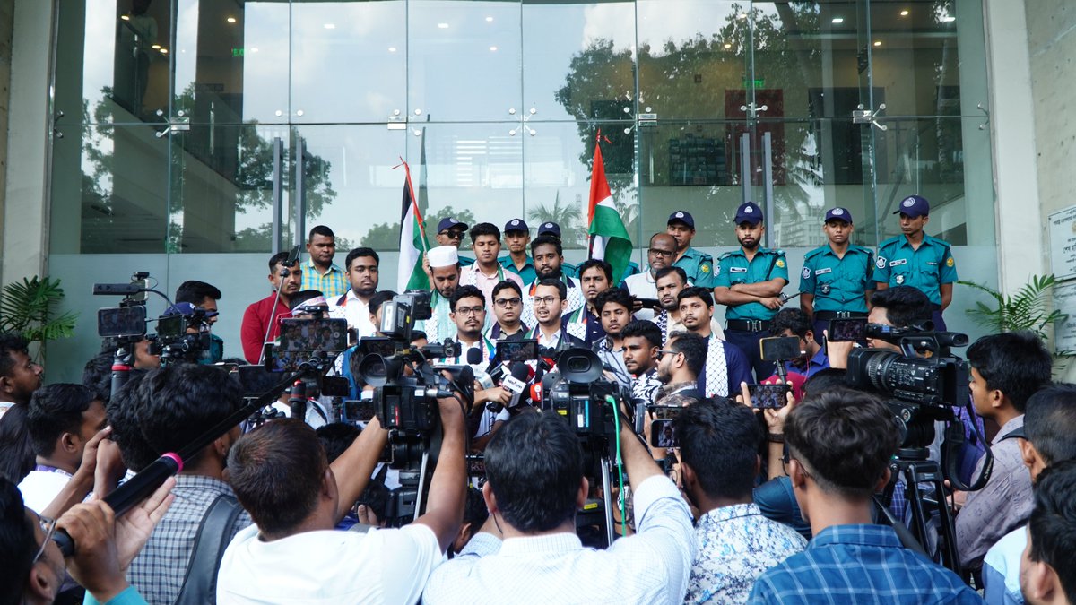 info_shibir's tweet photo. গাজায় চলমান ইসরায়েলি গণহত্যা বন্ধ ও স্বাধীন ফিলিস্তিন রাষ্ট্র প্রতিষ্ঠার দাবিতে পররাষ্ট্র মন্ত্রণালয়ে স্মারকলিপি প্রদান করেছে বাংলাদেশ ইসলামী ছাত্রশিবির।
কেন্দ্রীয় সভাপতি জাহিদুল ইসলামের স্বাক্ষরিত স্মারকলিপিটি পররাষ্ট্র উপদেষ্টার প্রতিনিধির হাতে হস্তান্তর করেন কেন্দ্রীয় আন্তর্জাতিক সম্পাদক মু’তাসিম বিল্লাহ শাহেদীর নেতৃত্বে ছাত্রশিবিরের একটি প্রতিনিধি দল। প্রতিনিধি দলে আরও উপস্থিত ছিলেন কেন্দ্রীয় এইচআরএম সম্পাদক সাইদুল ইসলাম, প্রকাশনা সম্পাদক আবু সাদিক কায়েম, ছাত্র অধিকার সম্পাদক আমিরুল ইসলাম, গবেষণা সম্পাদক গোলাম যাকারিয়াসহ অন্যান্য নেতৃবৃন্দ।

#SolidarityWithPalestine 
#EchoesForGaza
#Chhatrashibir