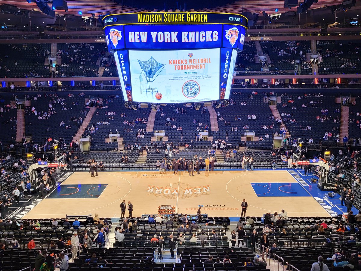 DeclanFahey2's tweet photo. Madison Square Gardens for New York Knicks v Pheonix Sun's

Devon Booker.....wow, what a player https://t.co/AAkQMVXJkD