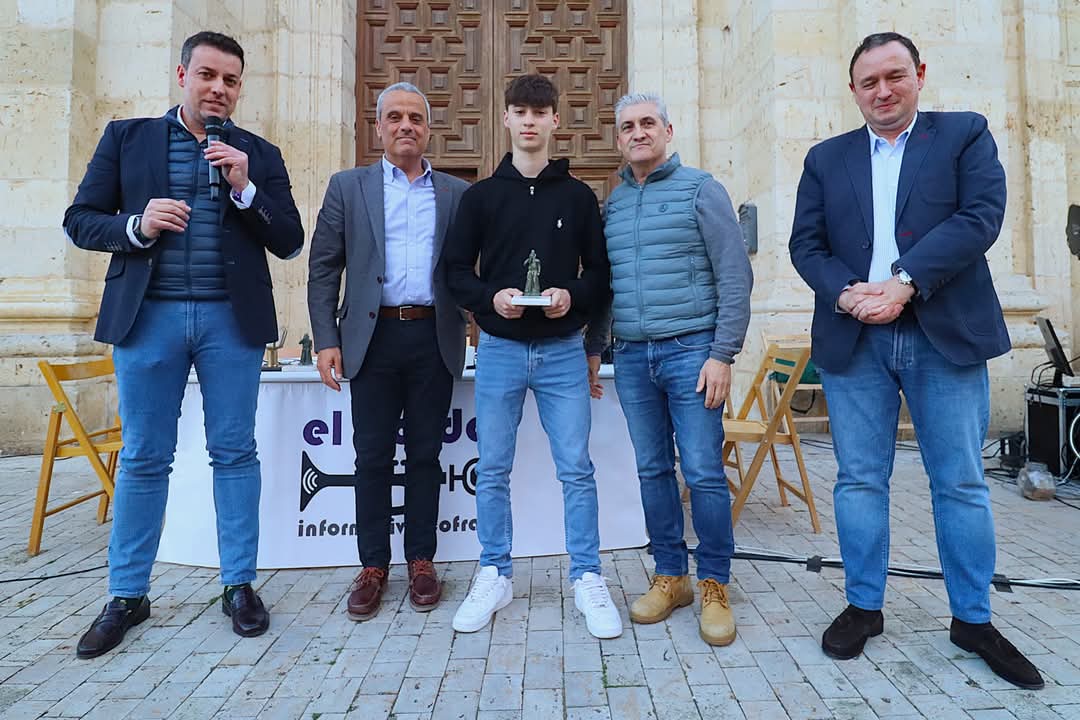 🎙🎺 Entrega del Premio Pardero del año 2025 a la saga de la familia García que han ocupado el cargo de Pardal de la Semana Santa de Rioseco durante, al menos, cinco generaciones. ¡Enhorabuena
Foto: Fernando Fradejas