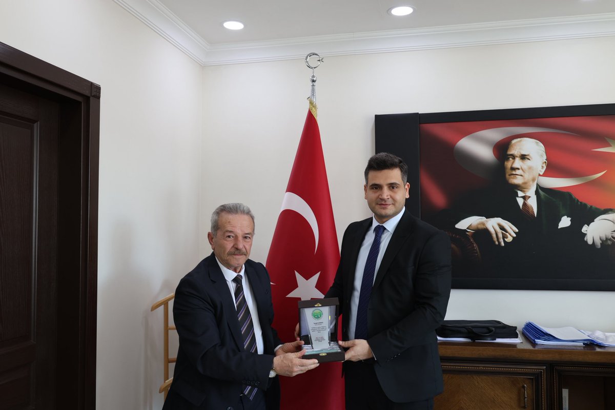 Beylikova ve köyleri Sosyal kültürel dayanışma derneği (BEYDER) yönetim kurulu başkanı Muhammer ÖZTAY ve yönetim kurulu üyeleri Kaymakamımız Sn. İsmail ŞANAL’ı makamında ziyaret ettiler. 
Kaymakam ŞANAL,ziyaretten duyduğu memnuniyeti belirterek teşekkür etti.