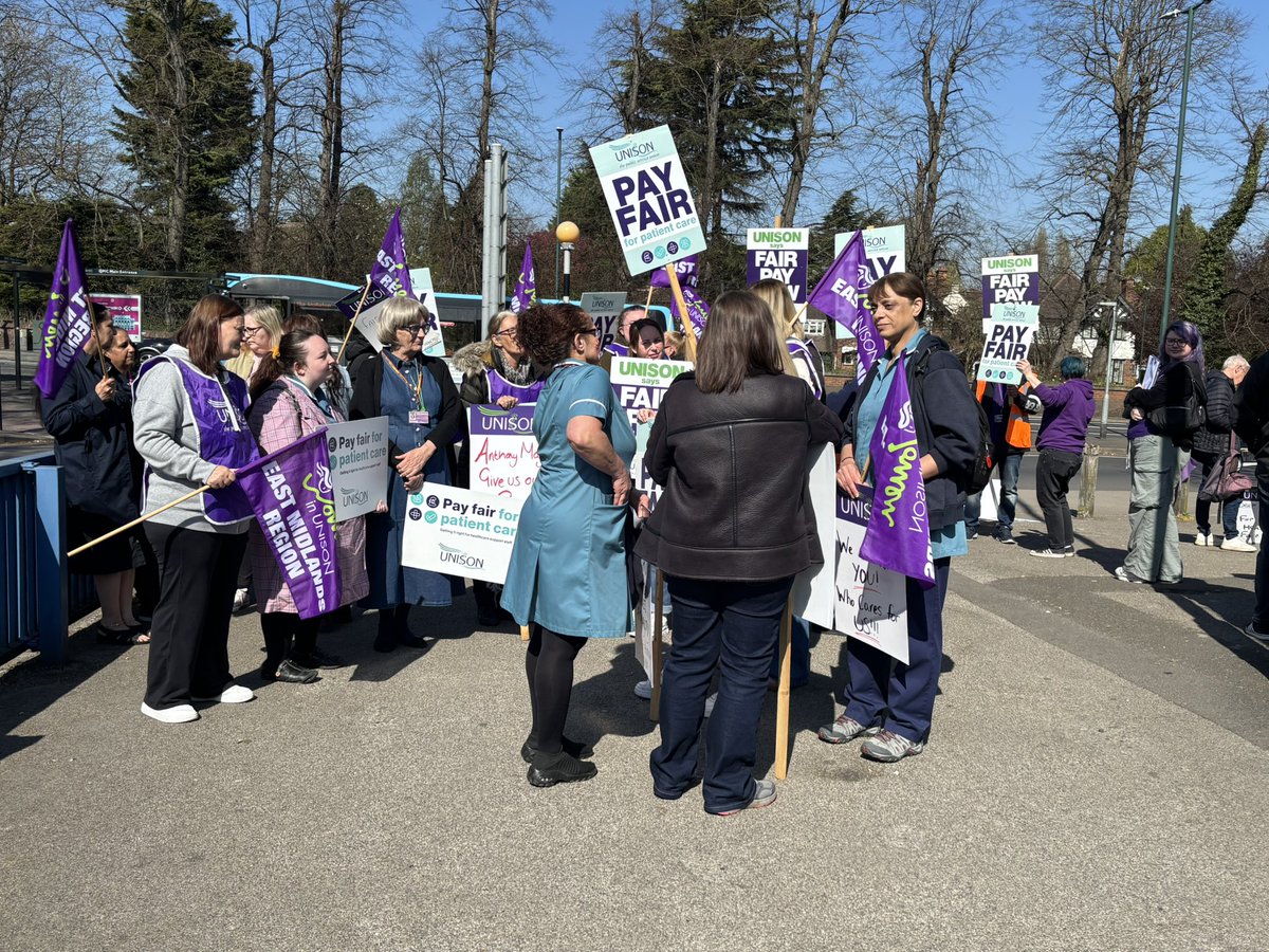 𝗚𝗲𝗻𝗲𝗿𝗮𝗹 𝘀𝗲𝗰𝗿𝗲𝘁𝗮𝗿𝘆 𝗼𝗻 𝘁𝗵𝗲 𝗽𝗶𝗰𝗸𝗲𝘁 𝗹𝗶𝗻𝗲
Christina McAnea has joined striking healthcare support workers at QMC in Nottingham. The atmosphere is as strong as the sunshine! ☀️