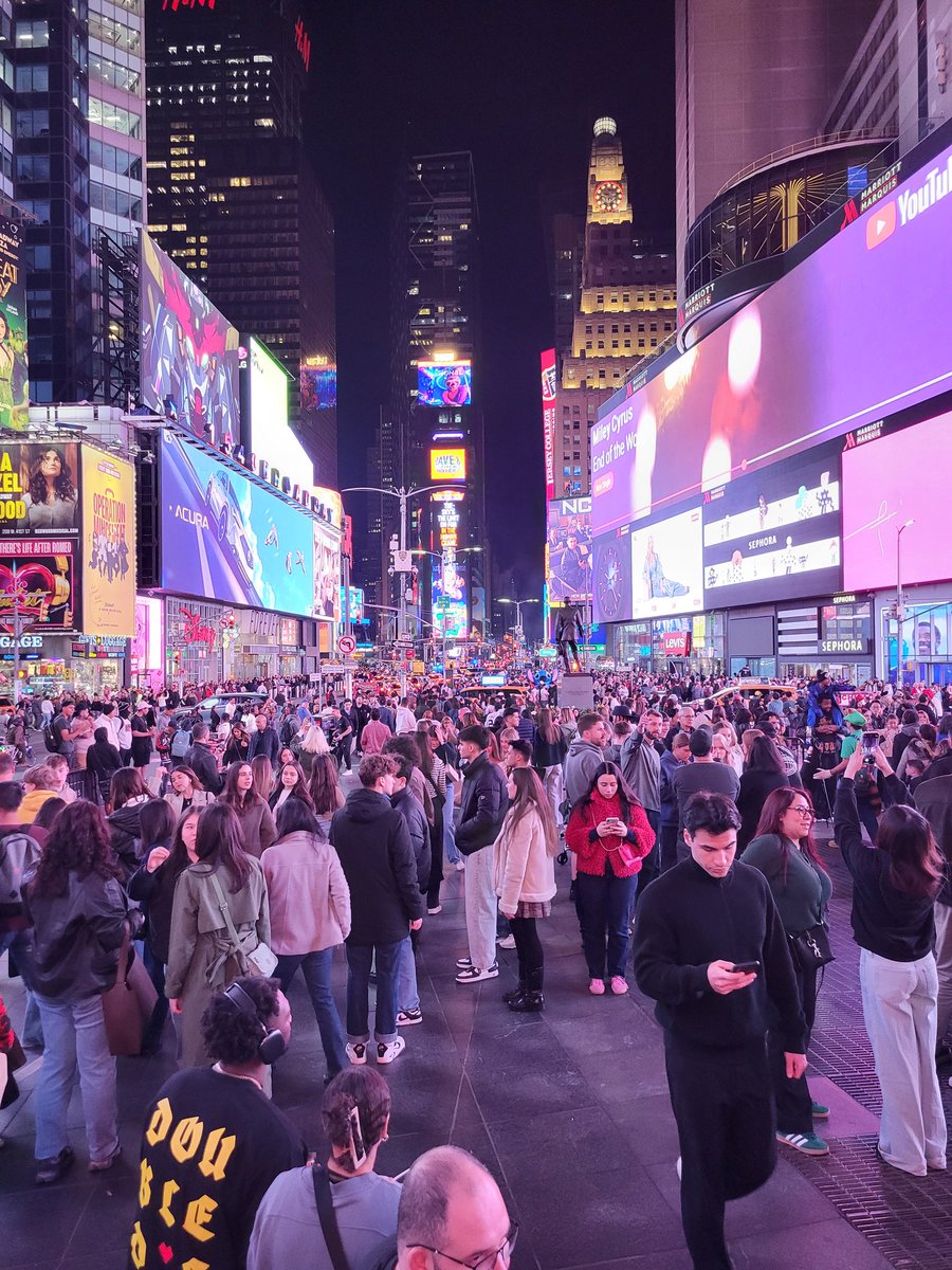 DeclanFahey2's tweet photo. Times Square, NYC https://t.co/g8qHvOz7Ut