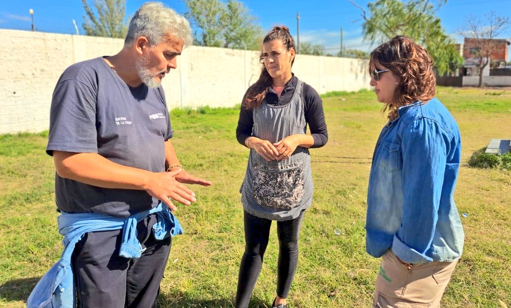 Val_Fabian's tweet photo. Luego de la tragedia un nuevo espacio se suma al programa de #HuertasDeLaCiudad🍅🥦🌼 del @MunicipioBahia, la #EP33 de #VillaHardingGreen.👏
Ayer la visitamos, nos reunimos con los directivos, observamos el terreno disponible y comenzaremos a la brevedad a trabajar con alumnos del primer y segundo ciclo del establecimiento.💪
Gracias por convocarnos, por la oportunidad de trabajar juntos, sin dudas haremos un hermoso trabajo #EnEquipo🙌 con los alumnos, las familias, el cuerpo directivo y nuestro equipo.💫
#VamosBahia💫
#EstamosCerca🙌
