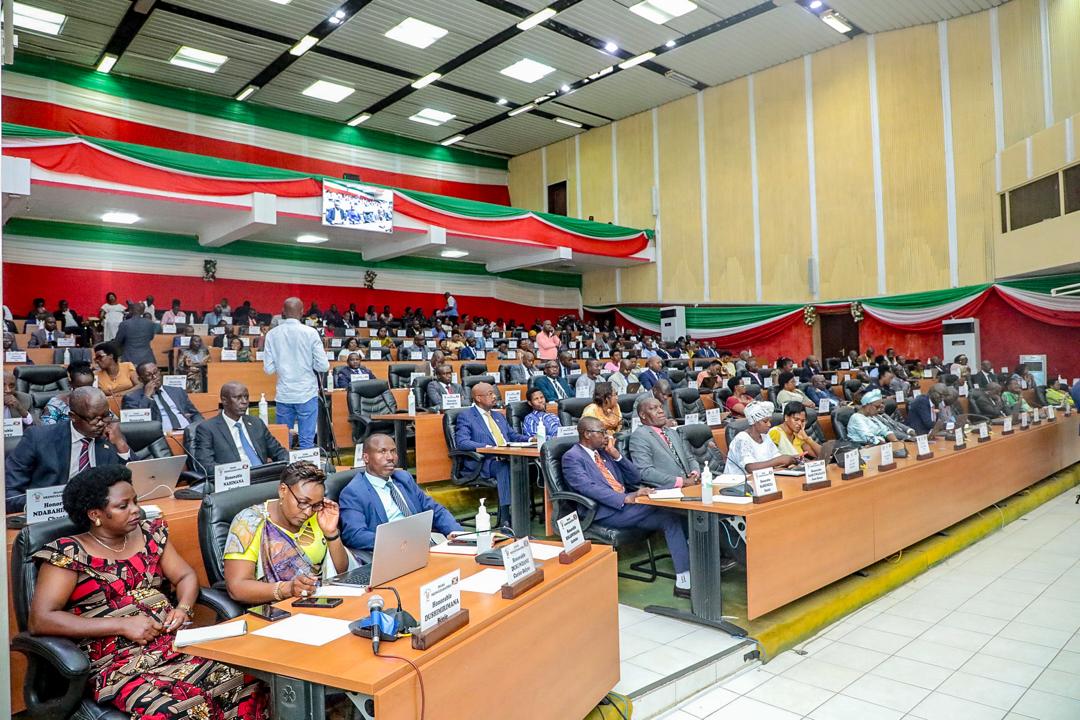 SE  le 1er Ministre Lt-Gén Pol #Ndirakobuca-Gervais présente, devant les deux chambres du Parlement réunis en congrès, le Rapport de mise en œuvre du Plan de Travail et Budget Annuel (PTBA) pour le 1er semestre, exercice budgétaire 2024/2025 à l'hémicycle de Kigobe