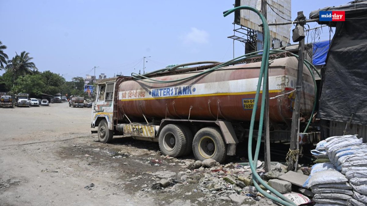mid_day's tweet image. Water tankers are parked at Reti Bunder in Mahim as part of a strike by the Mumbai Water Tanker Association (MWTA), protesting the Central Ground Water Authority's (CGWA) directive requiring licenses for extracting groundwater.

Pic: @raje_ashish 

#waterstrike #Mumbai #Mahim