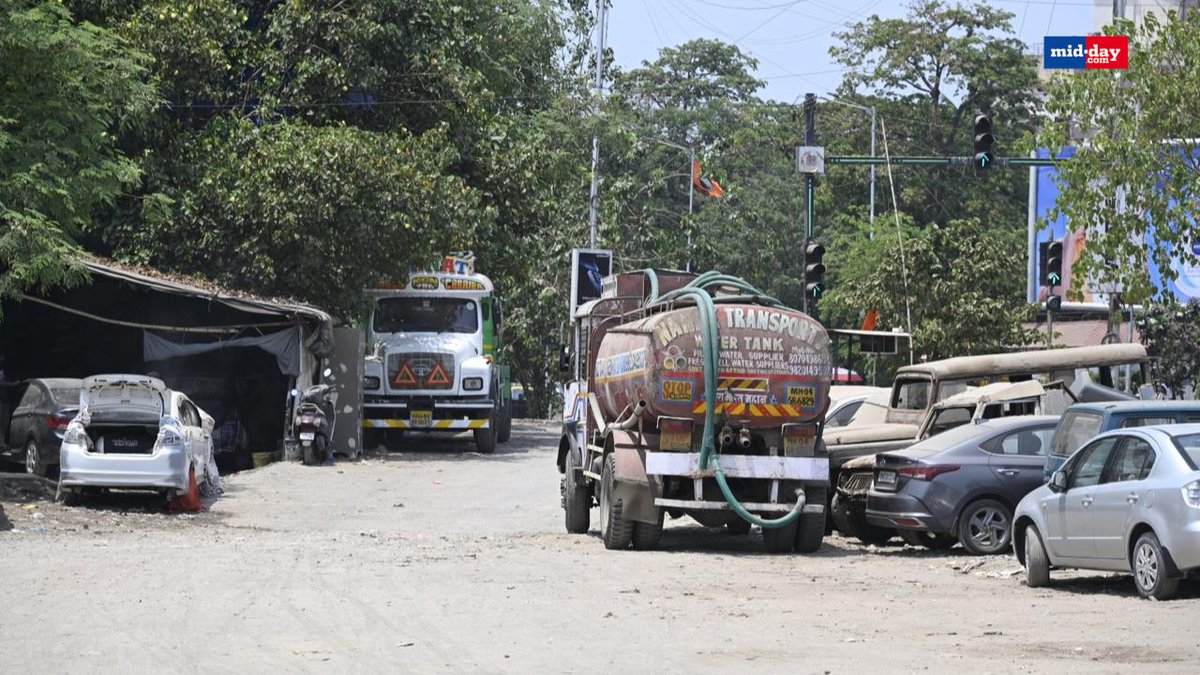 mid_day's tweet image. Water tankers are parked at Reti Bunder in Mahim as part of a strike by the Mumbai Water Tanker Association (MWTA), protesting the Central Ground Water Authority's (CGWA) directive requiring licenses for extracting groundwater.

Pic: @raje_ashish 

#waterstrike #Mumbai #Mahim