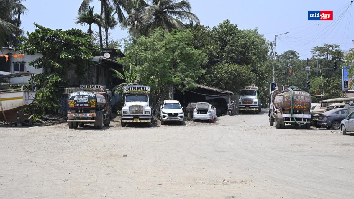 mid_day's tweet image. Water tankers are parked at Reti Bunder in Mahim as part of a strike by the Mumbai Water Tanker Association (MWTA), protesting the Central Ground Water Authority's (CGWA) directive requiring licenses for extracting groundwater.

Pic: @raje_ashish 

#waterstrike #Mumbai #Mahim