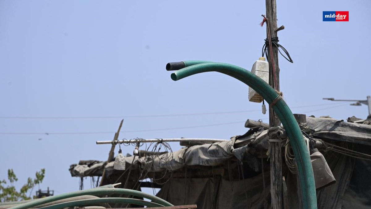mid_day's tweet image. Water tankers are parked at Reti Bunder in Mahim as part of a strike by the Mumbai Water Tanker Association (MWTA), protesting the Central Ground Water Authority's (CGWA) directive requiring licenses for extracting groundwater.

Pic: @raje_ashish 

#waterstrike #Mumbai #Mahim