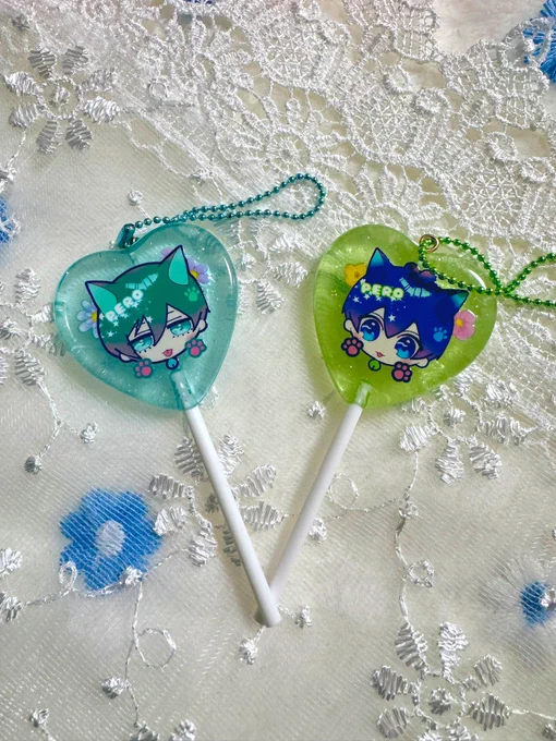 ノベルティのサンプルできたんですがペロキャンキーホルダーかわいく作って頂きました⸒⸒⸒⸒ 新刊お買い上げの方に3つのうちどれかお一つお渡しを考えてます