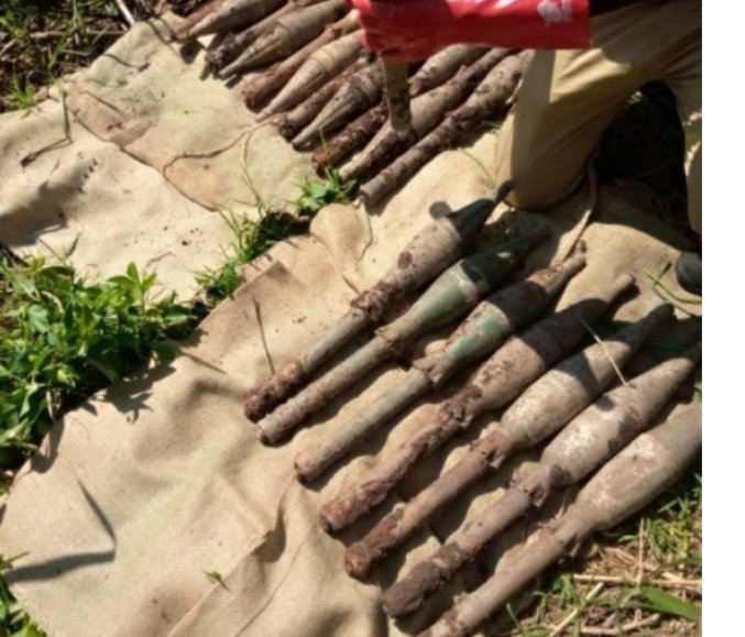 FredMASTAKI6's tweet photo. Ituri : 21 roquettes de type RPG-7, enfouies depuis plus d’un An dans le sol non loin d’un camp des @FARDC_officiel, ont été découvertes puis détruites mercredi 09 Avril à Kinyanjojo, en territoire d'Irumu par les experts d' #AFRILAM, en partenariat avec @MONUSCO https://t.co/XDZiO5N4tk