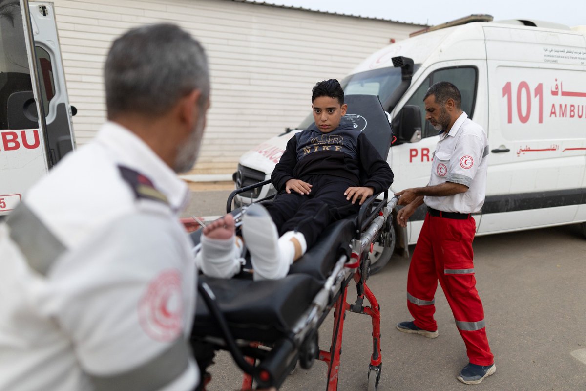 WHOoPt's tweet photo. Yesterday, @WHO in collaboration with @eu_echo supported the medical evacuation of 18 patients to Norway, Malta, Luxembourg, and Romania via Kerem Shalom. 29 companions travelled with the patients. 

With the Rafah crossing closed since 18 March and daily medical evacuations suspended, far too few patients are able to leave #Gaza for the urgent care they desperately need.

10,500 -12,500 patients in Gaza still need medical evacuation.

WHO urgently calls for the immediate resumption of medical evacuations through all possible routes, including the restoration of medical referrals to the West Bank and East Jerusalem.

Lift the aid blockade. Protect health care. Ceasefire.