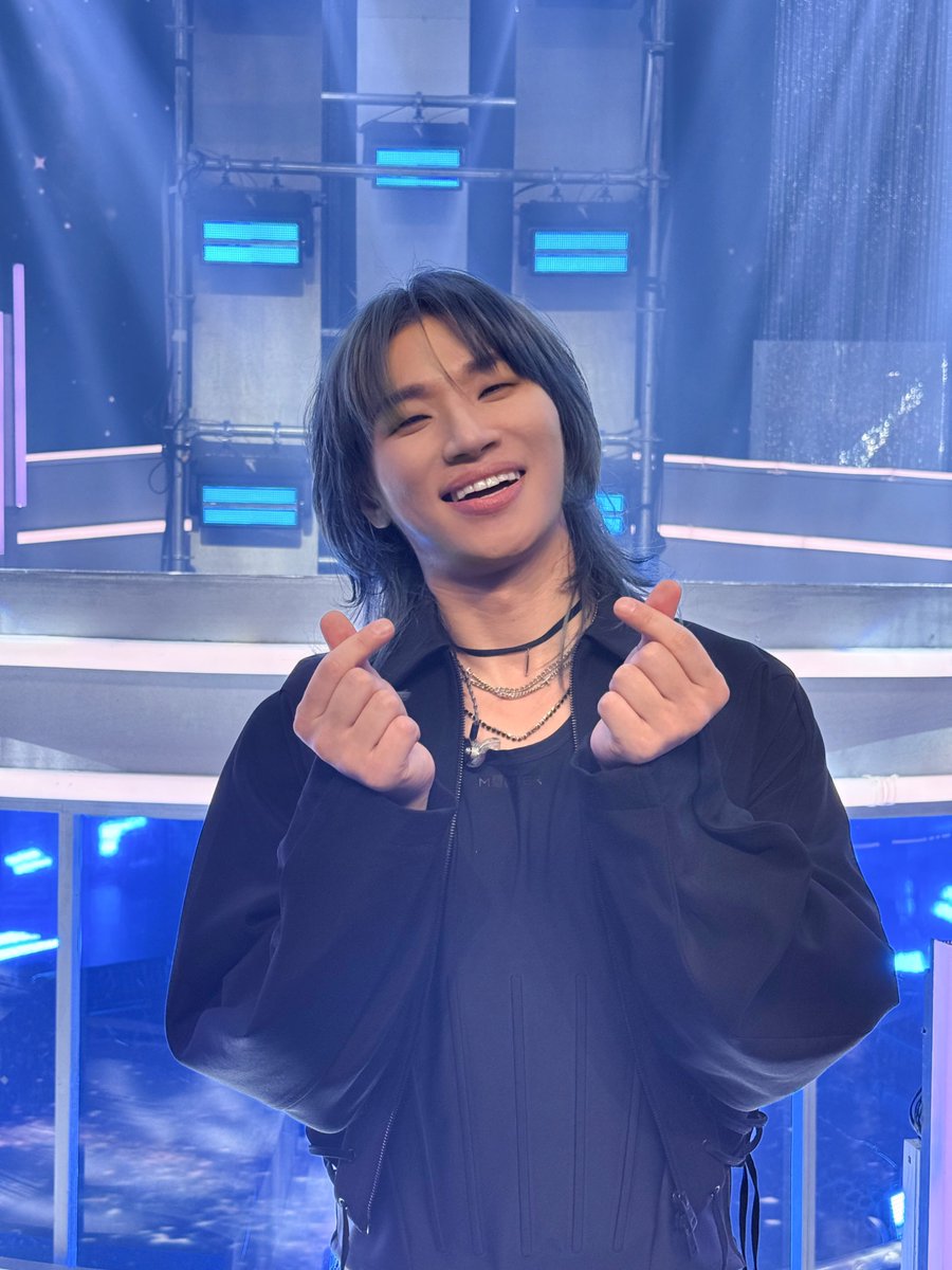 d_lable's tweet photo. [#대성 📷] 250410 Mnet #엠카운트다운

오랜만의 엠카 나들이~😉
계절이 지나 너로 가득 채워진 Universe🪐

#대성 #DAESUNG #DLITE   
#그시절의우리 #Universe #DsWAVE https://t.co/0AhRoiIRm2