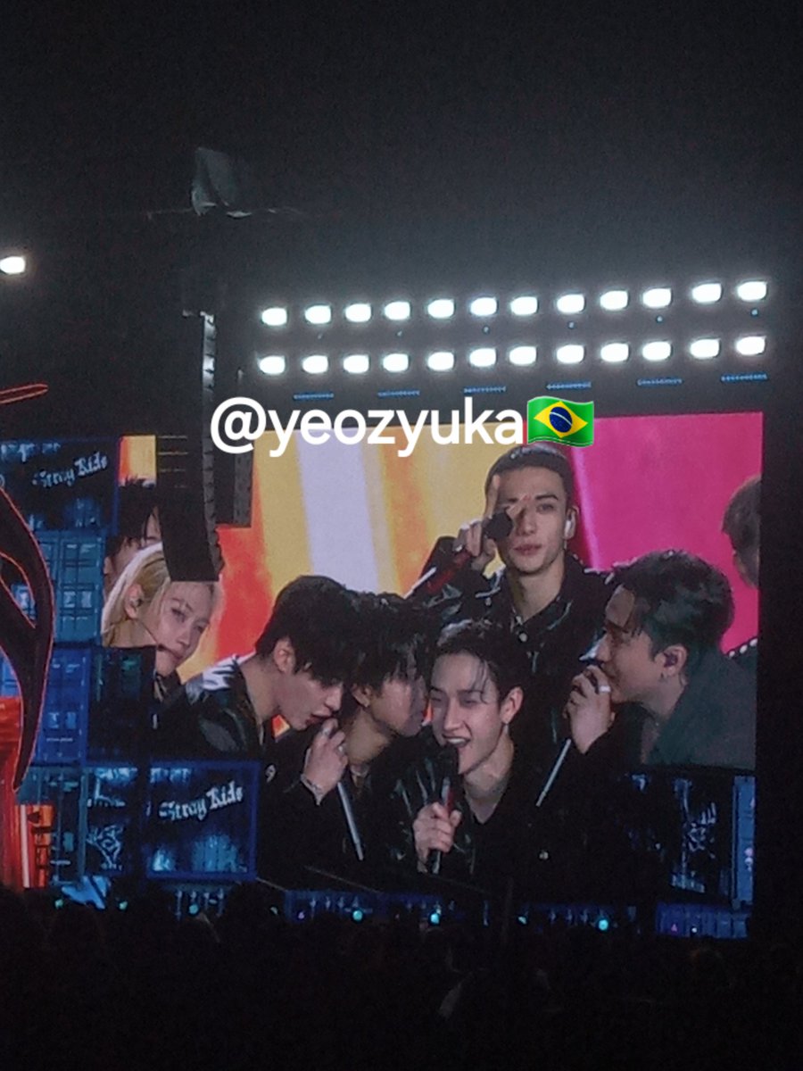 zyuka🧸 ⋆˚࿔ viu o ateez e o skz tweet media