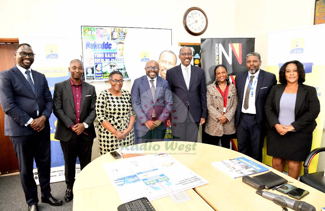 Gamba Mpurire (@radiowestug) on Twitter photo #WestUpdates || KAMPALA
Vision Group beebembeirwe CEO <a href="/nyamadon/">Don Wanyama</a> na <a href="/URAuganda/">Uganda Revenue Authority</a> beebembeirwe kamiishana John Musinguzi Rujoki akasheeshe k'eriizooba baahamya enkwatanisa barikutongozaho puroguraamu nsya eya "Ask the Commissioner General" ey'omurujungu.
📸: MPALANYI SSENTONGO #WestUpdates || KAMPALA
Vision Group beebembeirwe CEO <a href="/nyamadon/">Don Wanyama</a> na <a href="/URAuganda/">Uganda Revenue Authority</a> beebembeirwe kamiishana John Musinguzi Rujoki akasheeshe k'eriizooba baahamya enkwatanisa barikutongozaho puroguraamu nsya eya "Ask the Commissioner General" ey'omurujungu.
📸: MPALANYI SSENTONGO