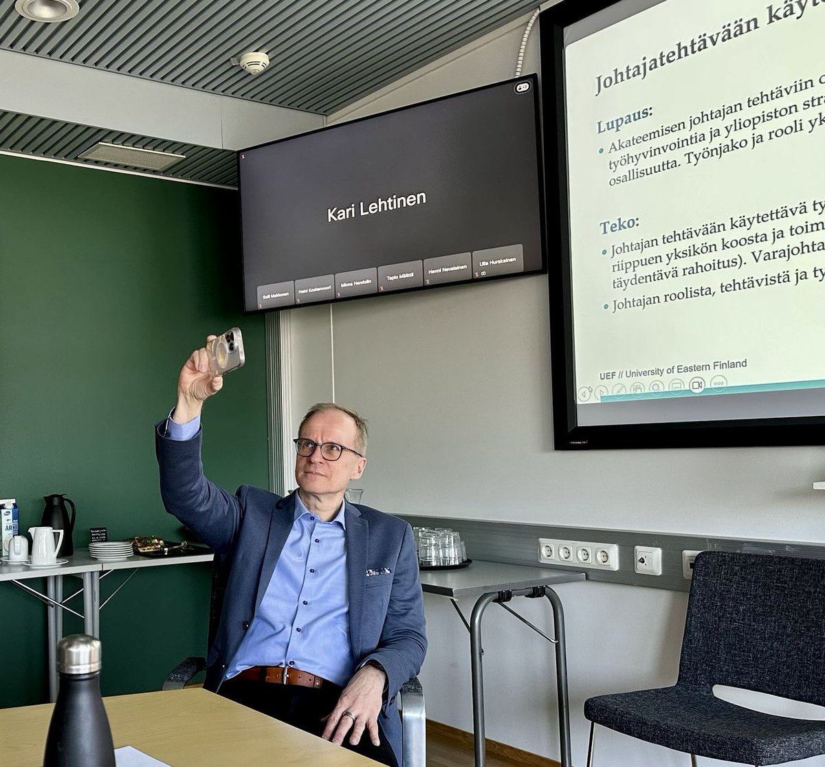 Tapio Määttä (@tapiomaatta) on Twitter photo Some-hetkeni kesken johtoryhmän kokouksen herättää muissa osallistujissa aina vähän huvitusta. 
Insta-stooreissa lyhyesti kokouksen tärkein anti. Some-hetkeni kesken johtoryhmän kokouksen herättää muissa osallistujissa aina vähän huvitusta. 
Insta-stooreissa lyhyesti kokouksen tärkein anti.