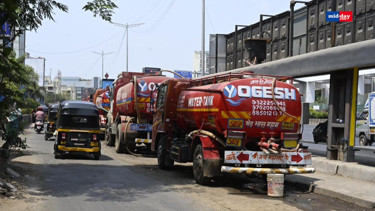 mid_day's tweet image. Water tankers are stationed on Hanuman Road near the Western Express Highway in Andheri as the Mumbai Water Tanker Association (MWTA) goes on strike.

Pic: @raje_ashish 

#Waterstrike #Watertanker #Watercrisis #Mumbai #Andheri