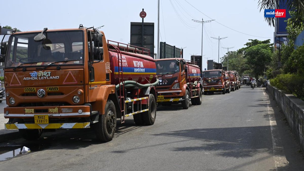 mid_day's tweet image. Water tankers are stationed on Hanuman Road near the Western Express Highway in Andheri as the Mumbai Water Tanker Association (MWTA) goes on strike.

Pic: @raje_ashish 

#Waterstrike #Watertanker #Watercrisis #Mumbai #Andheri