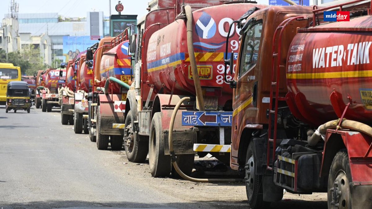 mid_day's tweet image. Water tankers are stationed on Hanuman Road near the Western Express Highway in Andheri as the Mumbai Water Tanker Association (MWTA) goes on strike.

Pic: @raje_ashish 

#Waterstrike #Watertanker #Watercrisis #Mumbai #Andheri